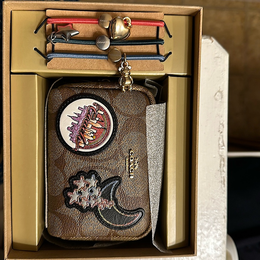 Brand new Coach mini bag. Can be used as a coin purse, or multi purpose carrier